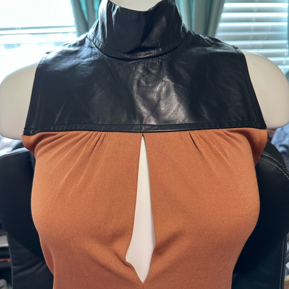 Soyun Elegant Brown w/ Black Leather Accent Sleeveless Long Dress w/ Slits. Sz 4 - Picture 6 of 7